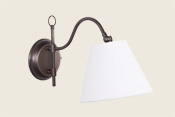 Pedaso wandlamp met conische lampenkap.